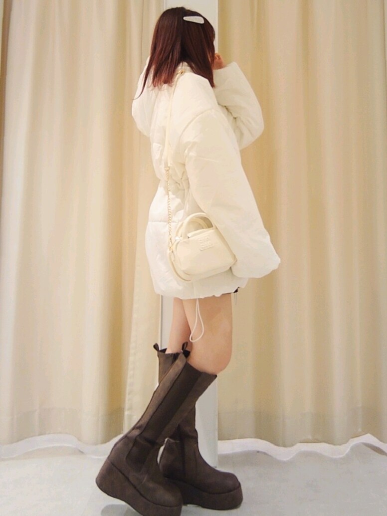 「ナイスクラップ、nice claup、one after another NICE CLAUP、骨格ウェーブ、イエベ春、低身長、152cm、淡色コーデ、冬コーデ、お出かけコーデ、冬アウター、韓国ファッション、ダウンジャケット、ブーツ、ボストンバッグ」|「one after another NICE CLAUPのウェストマークミドルフェイクダウンジャケット(ダウンジャケット/コート、ホワイト系)」を使った、ばらさん(レディース・152cm)の秋コーディネートの4枚目の写真