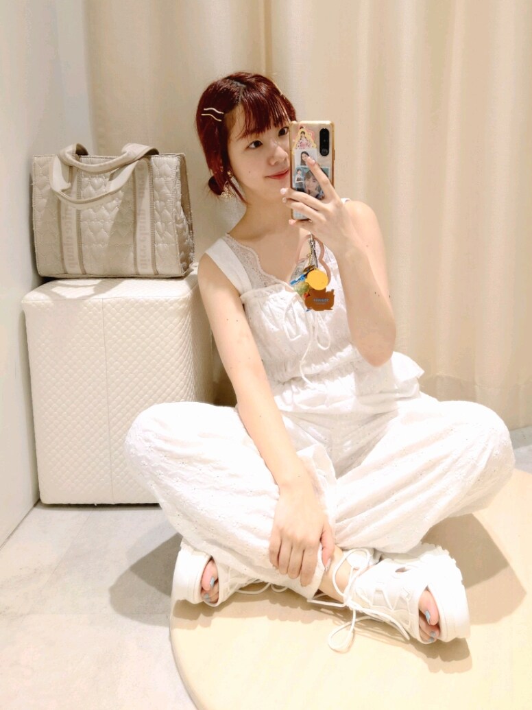 ベージュ系のトートバッグ、ホワイト系のシャツ/ブラウス、ホワイト系のサロペット/オーバーオールを着用したレディースの夏コーディネートの2枚目の写真