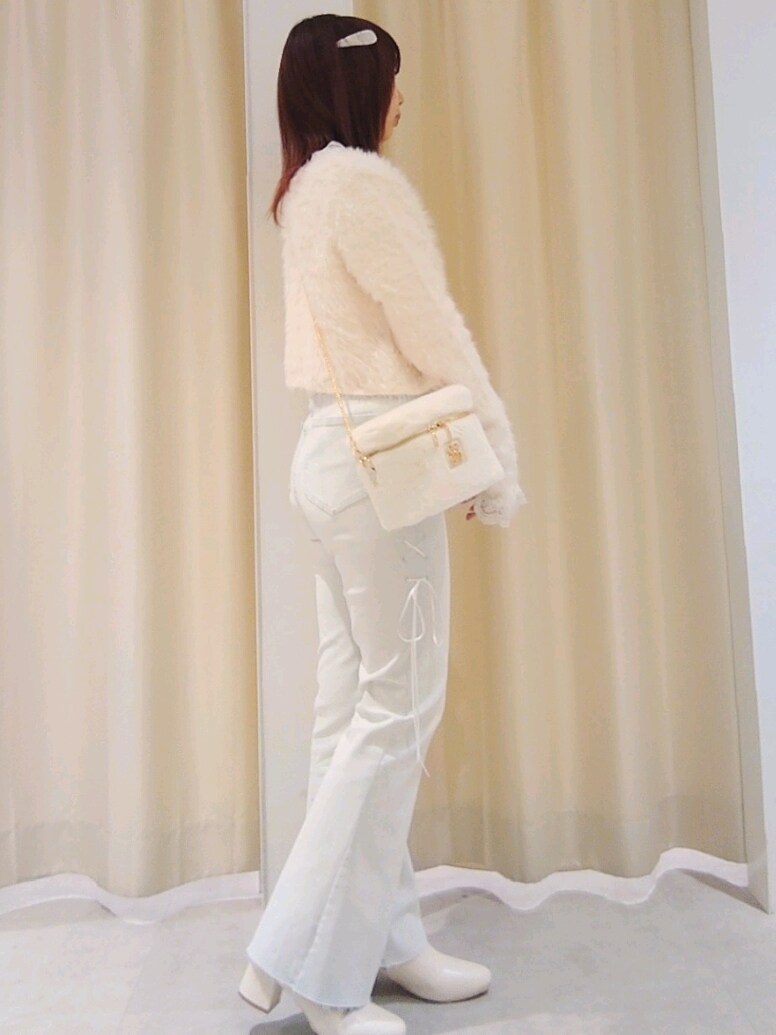 「ナイスクラップ、nice claup、one after another NICE CLAUP、骨格ウェーブ、イエベ春、低身長、152cm、レイヤードスタイル、デニム、ブーツ、休日スタイル、淡色コーデ、きれいめカジュアル、お出かけコーデ、デート」｜「one after another NICE CLAUPのシャーリングトップス（Tシャツ/カットソー、ホワイト系）」を使った、ばらさん（レディース・152cm）の秋コーディネートの5枚目の写真