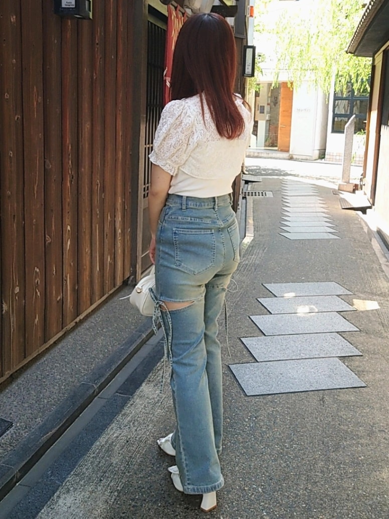 「ナイスクラップ、nice claup、one after another NICE CLAUP、骨格ウェーブ、イエベ春、低身長、152cm、レイヤードスタイル、デートコーデ、淡色コーデ、デニム、夏コーデ、韓国ファッション、初夏コーデ、オトナカワイイ」｜「one after another NICE CLAUPのアソートボレロ+キャミソールセット（アンサンブル、ホワイト系）」を使った、ばらさん（骨格ウェーブ・レディース・152cm）の夏コーディネートの3枚目の写真