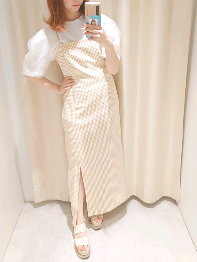 ホワイト系のTシャツ/カットソー、イエロー系のワンピース、ホワイト系のサンダルを着用したレディースの夏コーディネートの2枚目の写真