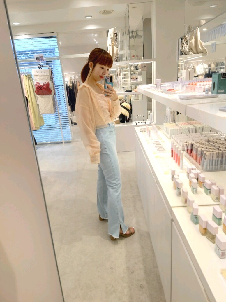 ピンク系のシャツ/ブラウス、ブルー系のデニムパンツ、ブラウン系のサンダルを着用したレディースの夏コーディネートの3枚目の写真