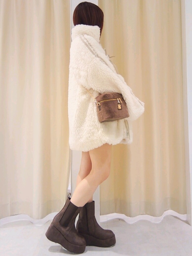 「ナイスクラップ、nice claup、one after another NICE CLAUP、骨格ウェーブ、イエベ春、低身長、152cm、ニット、チェック、冬コーデ、お出かけコーデ、冬アウター、韓国ファッション、ボア、カジュアルガーリー」｜「one after another NICE CLAUPの【premium order】サイドラインリボンボアジャケット（ブルゾン、ホワイト系）」を使った、ばらさん（レディース・152cm）の秋コーディネートの4枚目の写真