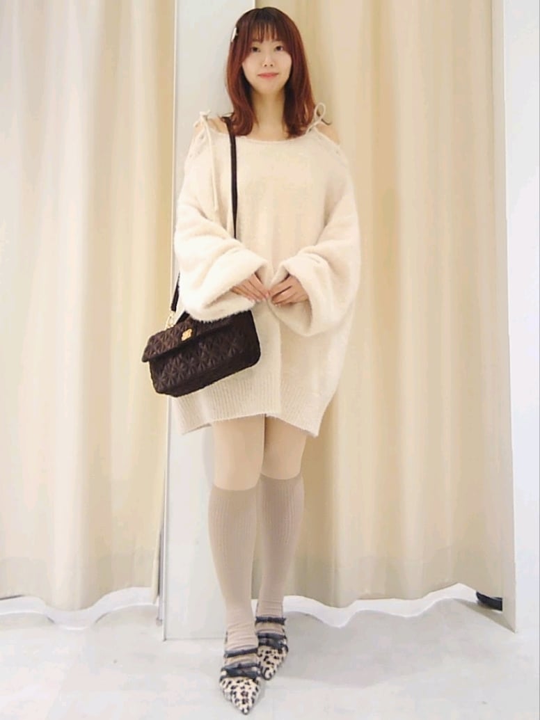 「ナイスクラップ、nice claup、one after another NICE CLAUP、骨格ウェーブ、イエベ春、低身長、152cm、冬コーデ、ニット、テーマパークコーデ、クリスマスに着たい服、マイベストコーデ2024、休日スタイル、ショルダーバッグ、レオパード」｜「one after another NICE CLAUPの【Holiday collection】ゴールドボタンベロアモールリボンニット（ニット/セーター、ピンク系）」を使った、ばらさん（レディース・152cm）の冬コーディネートの4枚目の写真