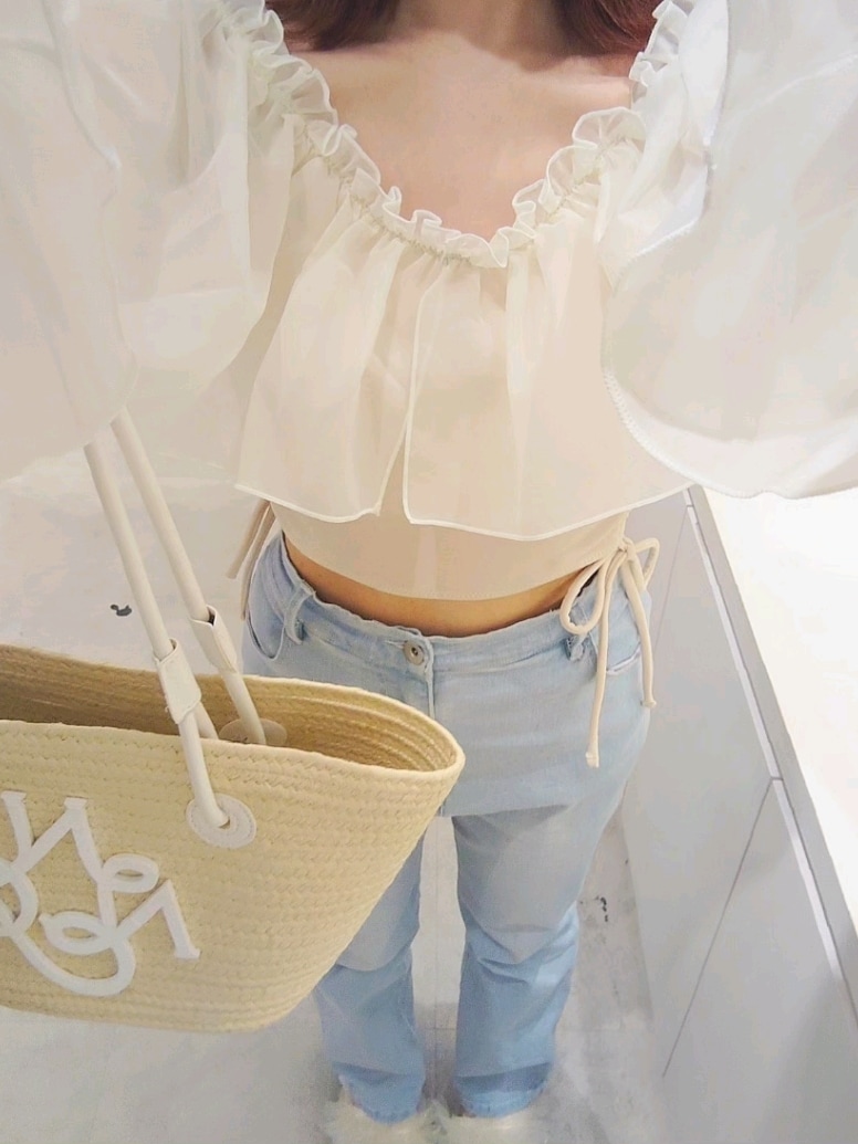 ホワイト系のサンダル、ブルー系のデニムパンツ、ホワイト系のトートバッグを着用したレディースの夏コーディネートの4枚目の写真