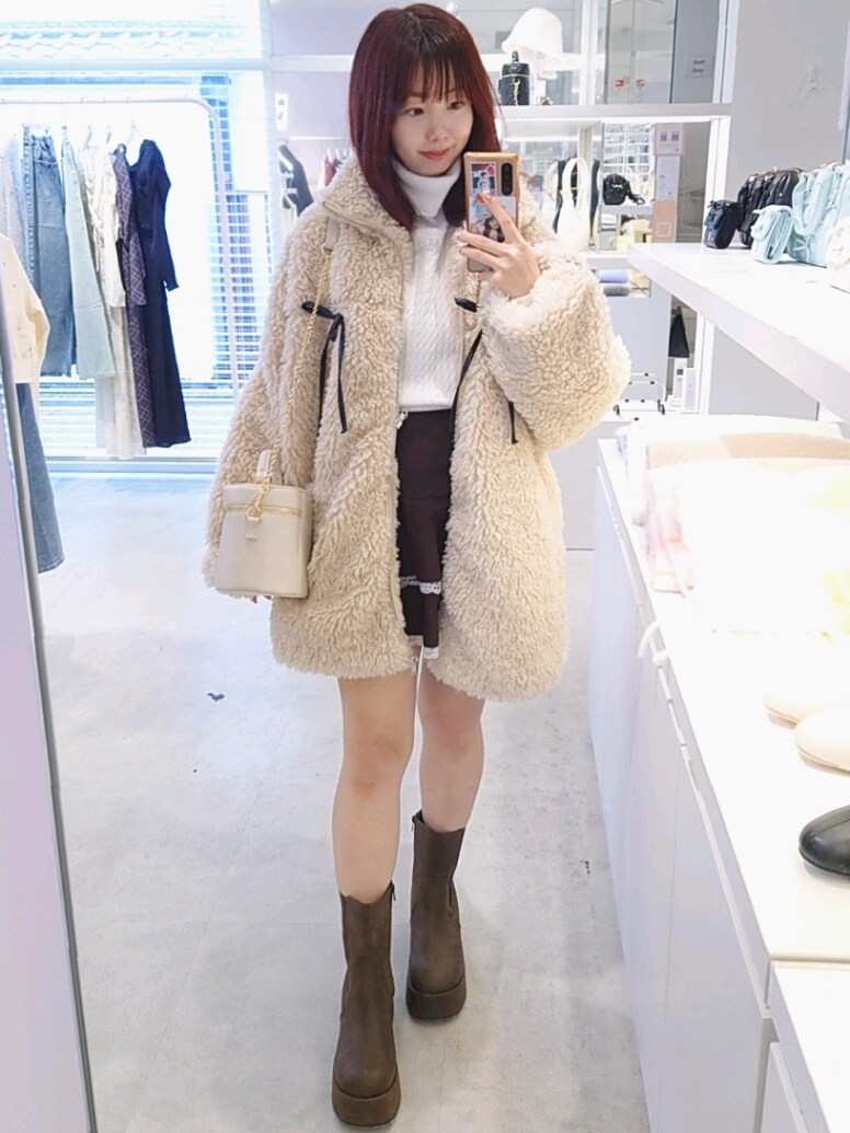 「ナイスクラップ、nice claup、one after another NICE CLAUP、骨格ウェーブ、イエベ春、低身長、152cm、テーマパークコーデ、お出かけコーデ、秋コーデ、ブーツ、休日スタイル、淡色コーデ、ベージュ、ボアブルゾン」｜「one after another NICE CLAUPの【premium order】サイドラインリボンボアブルゾン（ブルゾン、ベージュ系）」を使った、ばらさん（レディース・152cm）の秋コーディネートの3枚目の写真