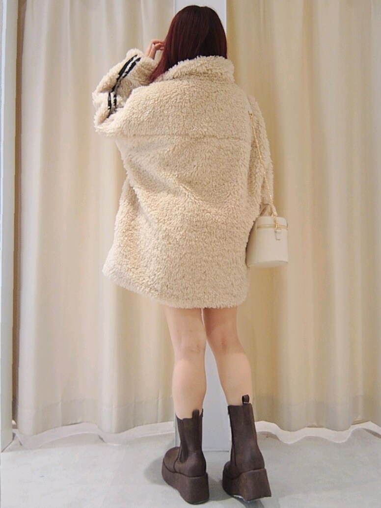 「ナイスクラップ、nice claup、one after another NICE CLAUP、骨格ウェーブ、イエベ春、低身長、152cm、テーマパークコーデ、お出かけコーデ、秋コーデ、ブーツ、休日スタイル、淡色コーデ、ベージュ、ボアブルゾン」｜「one after another NICE CLAUPの【premium order】サイドラインリボンボアブルゾン（ブルゾン、ベージュ系）」を使った、ばらさん（レディース・152cm）の秋コーディネートの4枚目の写真