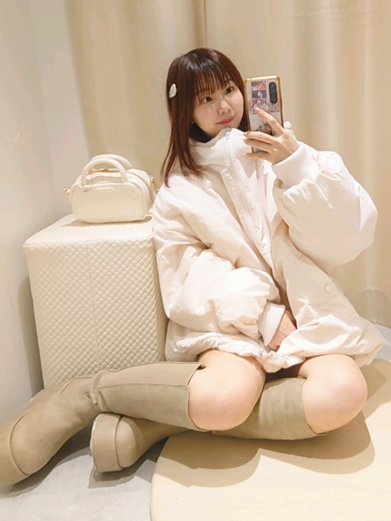 「ナイスクラップ、nice claup、one after another NICE CLAUP、骨格ウェーブ、イエベ春、低身長、152cm、ブーツ、休日スタイル、淡色コーデ、冬コーデ、お出かけコーデ、冬アウター、韓国ファッション、ダウンジャケット」｜「one after another NICE CLAUPのモンスターパーカーオーバーサイズブルゾン（ブルゾン、ピンク系）」を使った、ばらさん（レディース・152cm）の秋コーディネートの3枚目の写真
