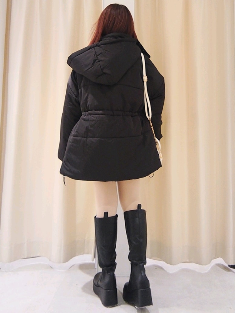 「ナイスクラップ、nice claup、one after another NICE CLAUP、骨格ウェーブ、イエベ春、低身長、152cm、テーマパークコーデ、チェック、冬コーデ、休日スタイル、ショルダーバッグ、冬アウター、ダウンジャケット、モノトーン」|「one after another NICE CLAUPのウェストマークミドルフェイクダウンジャケット(ダウンジャケット/コート、ブラック系)」を使った、ばらさん(レディース・152cm)の冬コーディネートの5枚目の写真