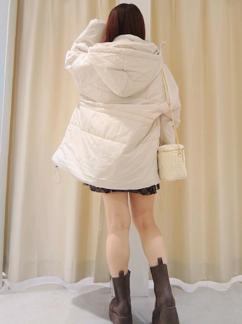 「ナイスクラップ、nice claup、one after another NICE CLAUP、骨格ウェーブ、イエベ春、低身長、152cm、ダウンジャケット、冬コーデ、チェック、お出かけコーデ、冬アウター、韓国ファッション、ブーツ、テーマパークコーデ」｜「one after another NICE CLAUPのウェストマークミドルフェイクダウンジャケット（ダウンジャケット/コート、ベージュ系）」を使った、ばらさん（レディース・152cm）の秋コーディネートの4枚目の写真