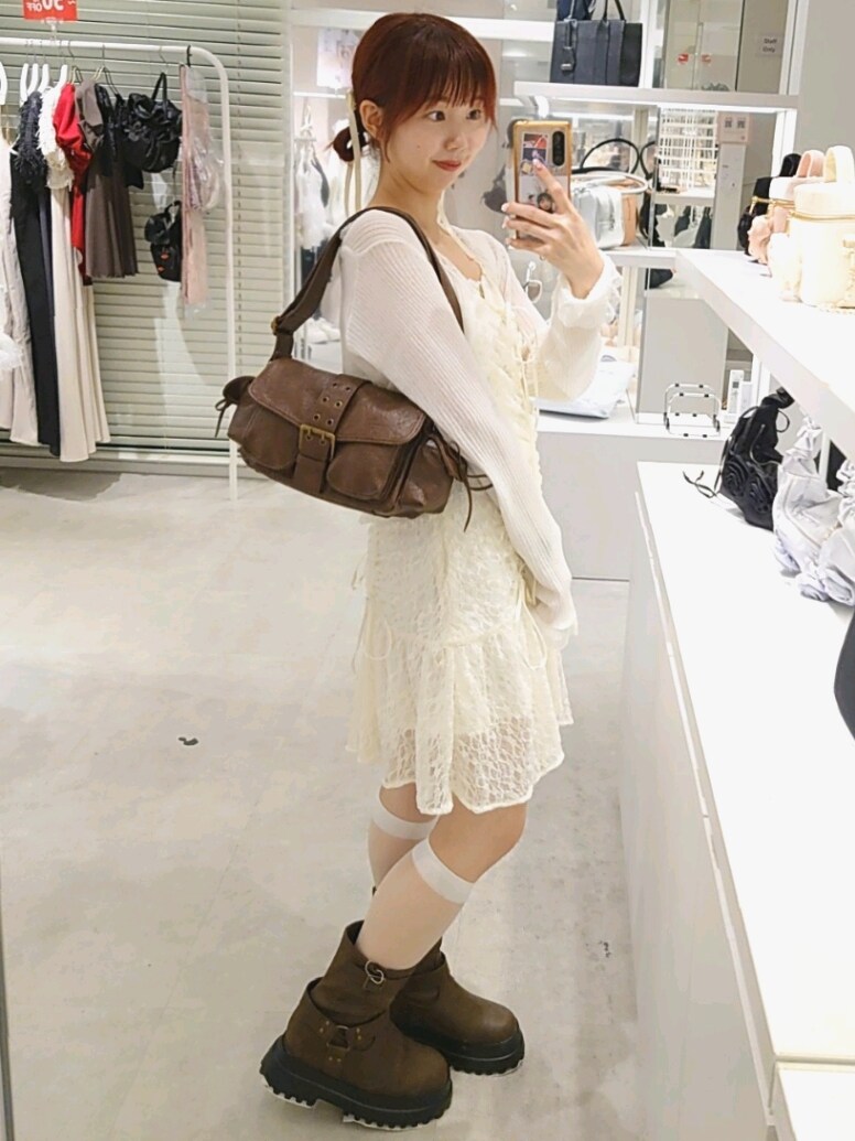 ホワイト系のカーディガン/ボレロ、ホワイト系のワンピース、ブラウン系のショルダーバッグを着用したレディースの夏コーディネートの3枚目の写真