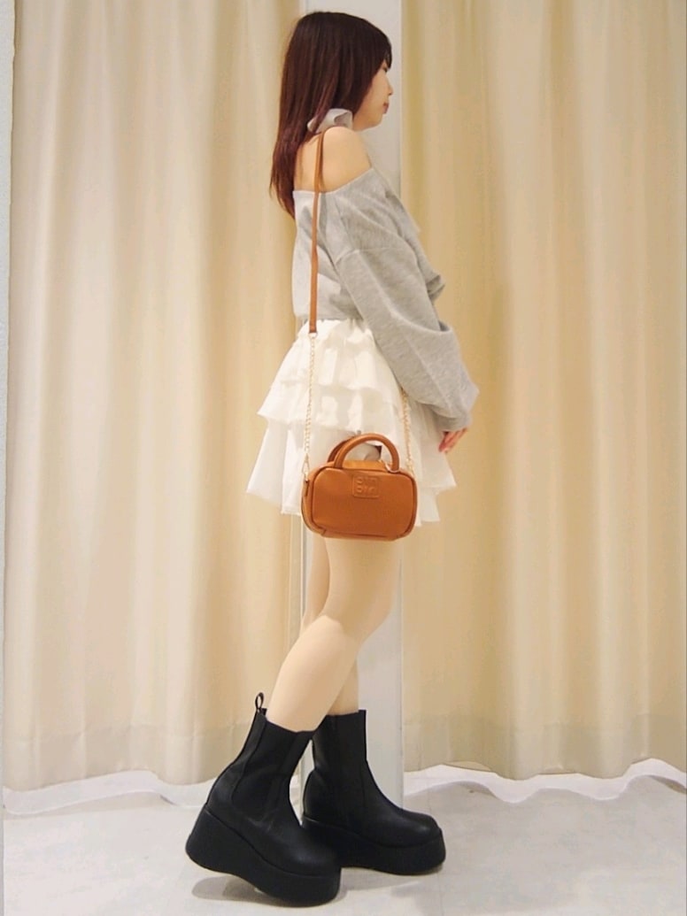 「ナイスクラップ、nice claup、one after another NICE CLAUP、骨格ウェーブ、イエベ春、低身長、152cm、モノトーン、お出かけコーデ、デートコーデ、ショルダーバッグ、ミニスカート、ワンショルダー、スウェット、春服」|「one after another NICE CLAUPのリボン付きワンショルトップス(Tシャツ/カットソー、グレー系)」を使った、ばらさん(レディース・152cm)の冬コーディネートの4枚目の写真