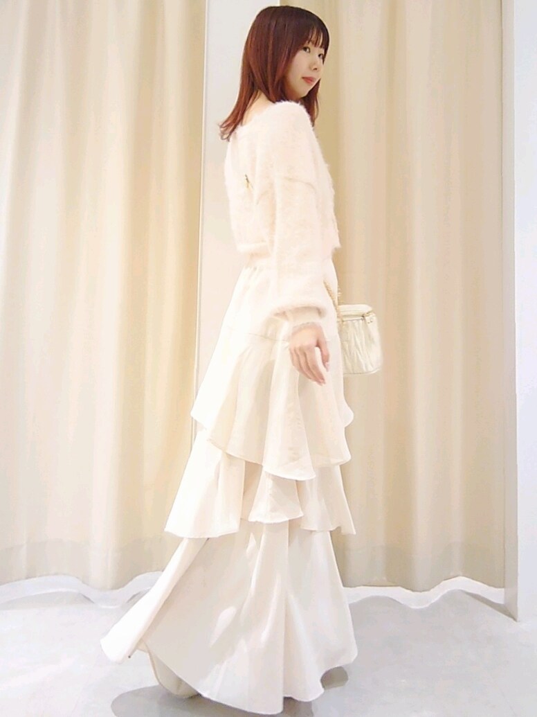 「ナイスクラップ、nice claup、one after another NICE CLAUP、骨格ウェーブ、イエベ春、低身長、152cm、お出かけコーデ、韓国ファッション、テーマパークコーデ、クリスマスに着たい服、ロングスカート、マイベストコーデ2024、冬コーデ、休日スタイル」|「one after another NICE CLAUPのゴールドボタンフェザーショートカーディガン(カーディガン/ボレロ、ピンク系)」を使った、ばらさん(レディース・152cm)の冬コーディネートの4枚目の写真