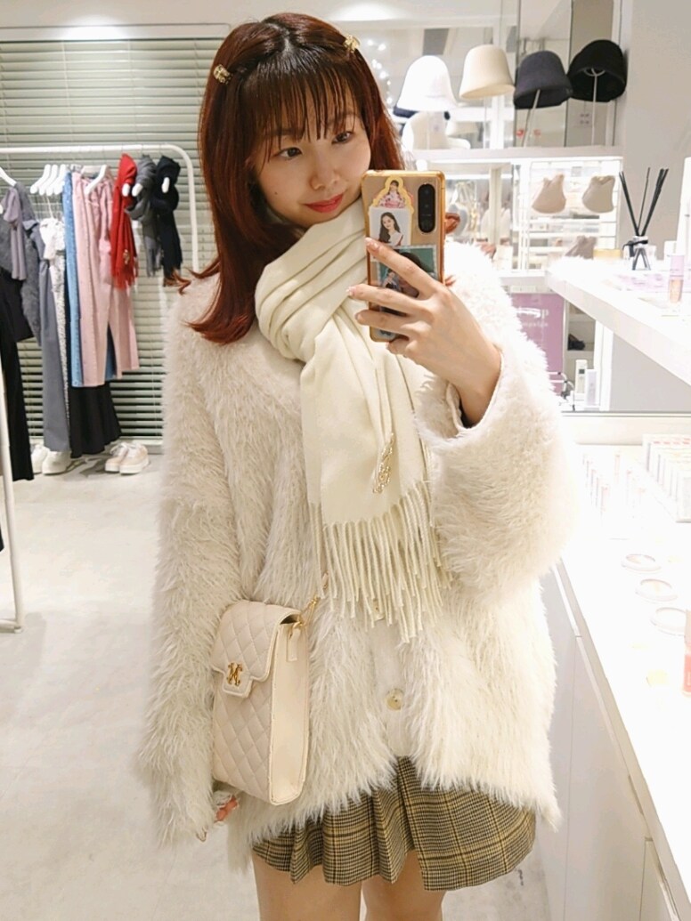 ホワイト系のカーディガン/ボレロ、ブラウン系のパンツを着用したレディースの秋コーディネートの2枚目の写真