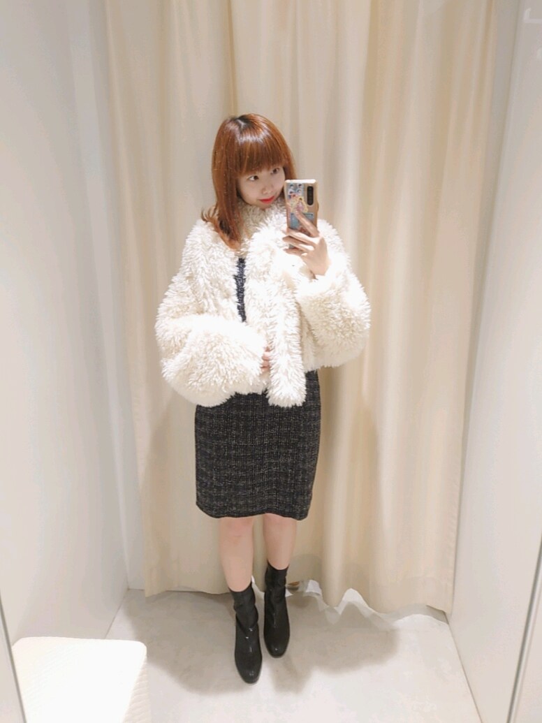 「ナイスクラップ、nice claup、one after another NICE CLAUP、骨格ウェーブ、イエベ春、ブルベ夏、低身長、低身長コーデ、152cm、モノトーン、秋コーデ、Coming soon...、韓国ファッション、ミニワンピ、ファーコート」|「one after another NICE CLAUPの華やかさと温かさが叶う。マフラーセットチベットファーコート(その他アウター、ホワイト系)」を使った、ばらさん(レディース・152cm)の秋コーディネートの3枚目の写真