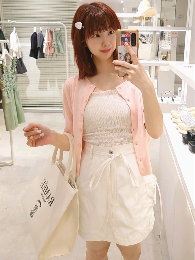 ピンク系のカーディガン/ボレロ、ホワイト系のキャミソール、ホワイト系のスカートを着用したレディースの夏コーディネートの2枚目の写真