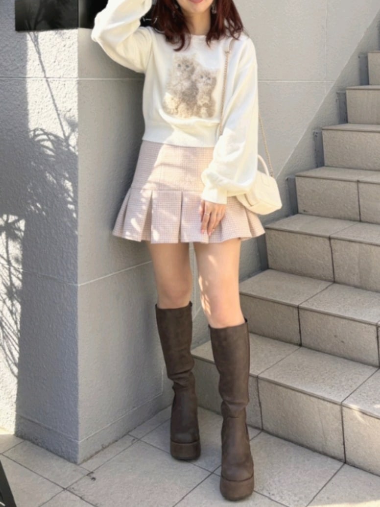 「ナイスクラップ、nice claup、one after another NICE CLAUP、骨格ウェーブ、イエベ春、低身長、152cm、冬コーデ、ブーツ、ニット、テーマパークコーデ、休日スタイル、淡色コーデ、ガーリー、ミニスカート」｜「one after another NICE CLAUPのアソートニットプルオーバー（ニット/セーター、ホワイト系）」を使った、ばらさん（レディース・152cm）の冬コーディネートの3枚目の写真