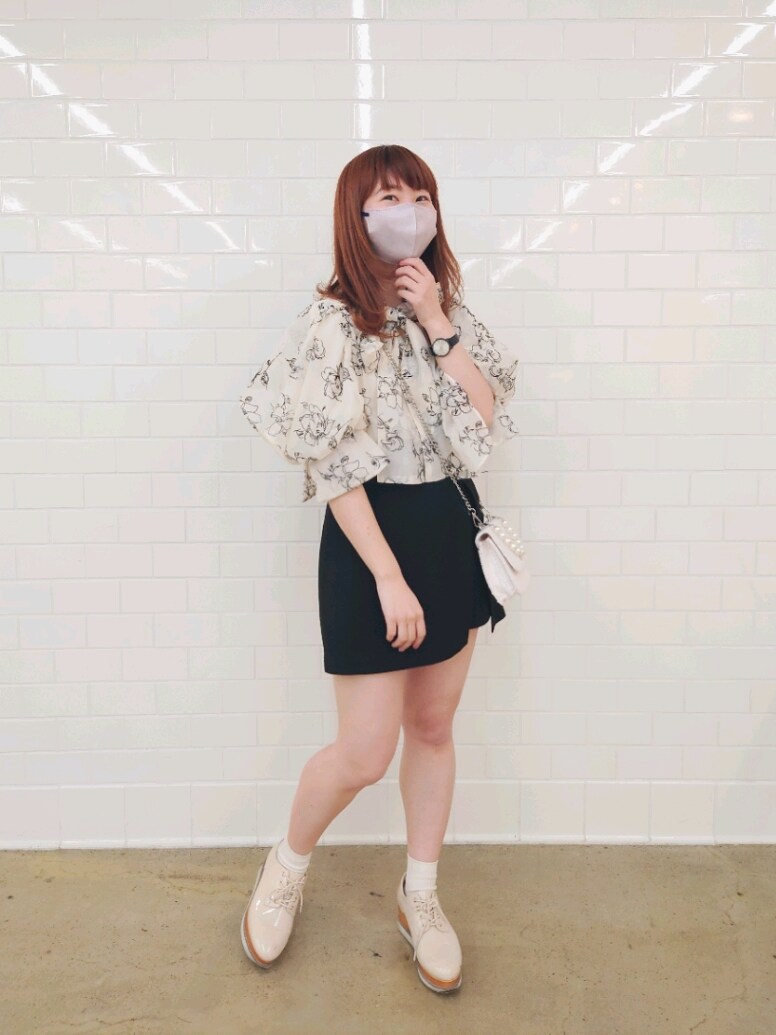 ホワイト系のシャツ/ブラウス、ブラック系のその他パンツを着用したレディースの春コーディネートの2枚目の写真