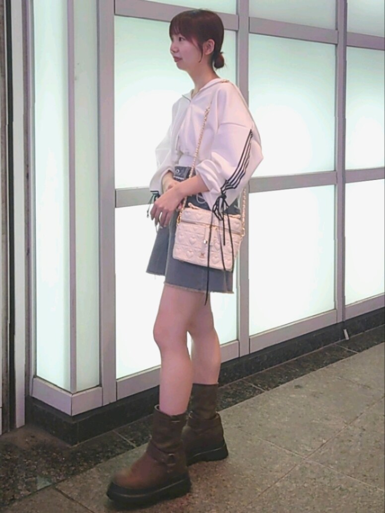 ホワイト系のパーカー、ホワイト系のキャミソール、ブルー系のスカートを着用したレディースの秋コーディネートの4枚目の写真