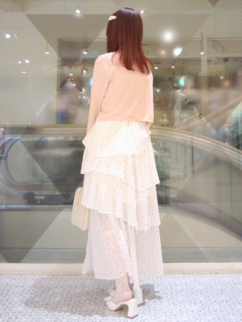 ピンク系のカーディガン/ボレロ、ホワイト系のキャミソール、ホワイト系のスカートを着用したレディースの春コーディネートの3枚目の写真