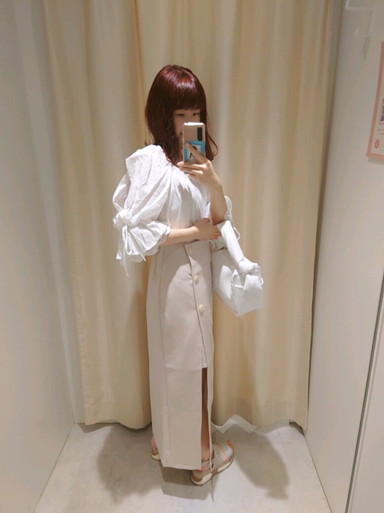 ホワイト系のシャツ/ブラウス、ホワイト系のスカート、ホワイト系のショルダーバッグを着用したレディースの夏コーディネートの2枚目の写真