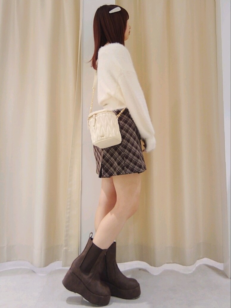 「ナイスクラップ、nice claup、one after another NICE CLAUP、骨格ウェーブ、イエベ春、低身長、152cm、ショルダーバッグ、チェック、お出かけコーデ、韓国ファッション、ブーツ、テーマパークコーデ、カーディガン、休日スタイル」｜「one after another NICE CLAUPのゴールドボタンフェザーショートカーディガン（カーディガン/ボレロ、ホワイト系）」を使った、ばらさん（レディース・152cm）の秋コーディネートの4枚目の写真