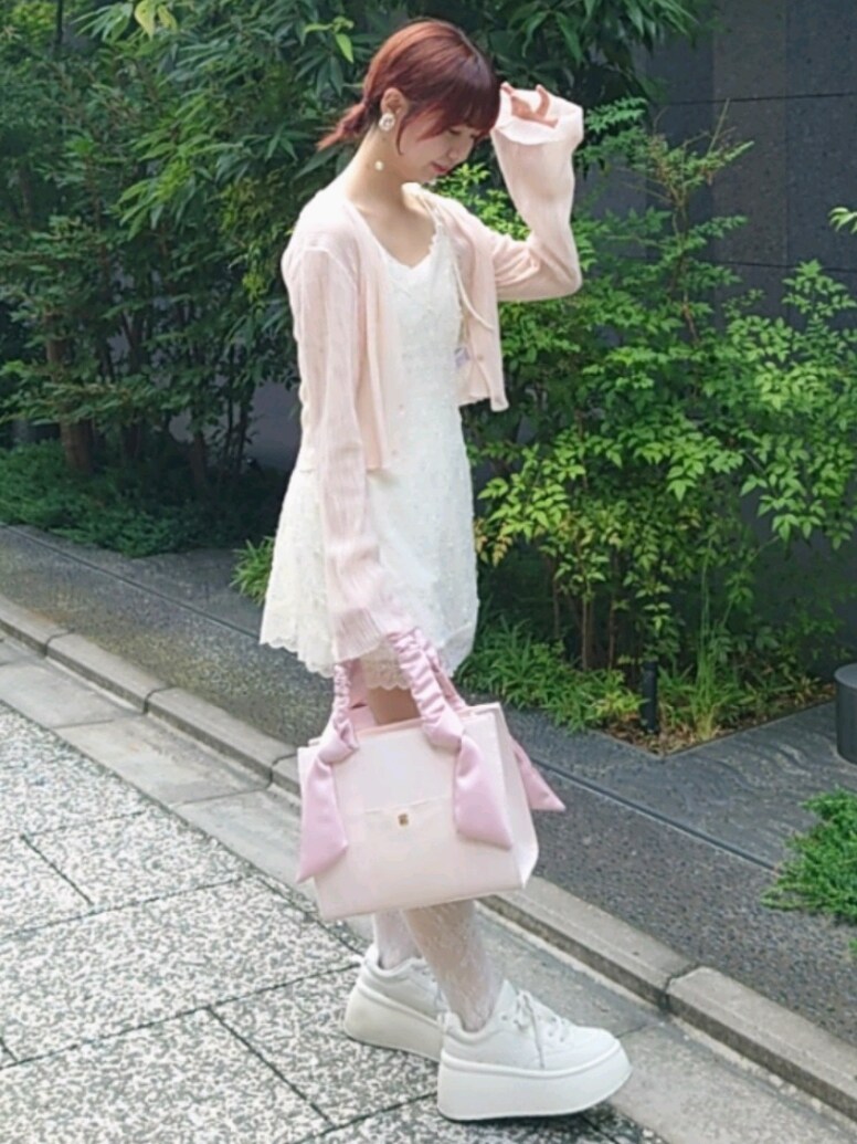 ピンク系のカーディガン/ボレロ、ブルー系のカーディガン/ボレロ、ピンク系のデニムパンツを着用したレディースの夏コーディネートの4枚目の写真