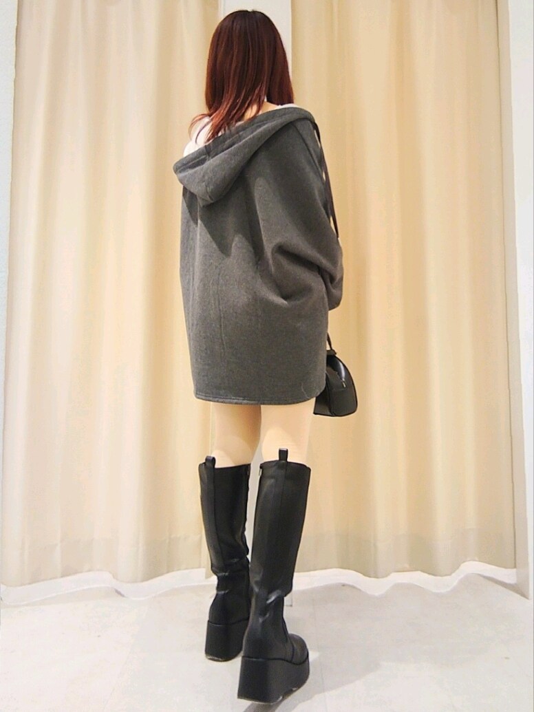 グレー系のパーカー、ホワイト系のキャミソール、グレー系のスカートを着用したレディースの冬コーディネートの5枚目の写真