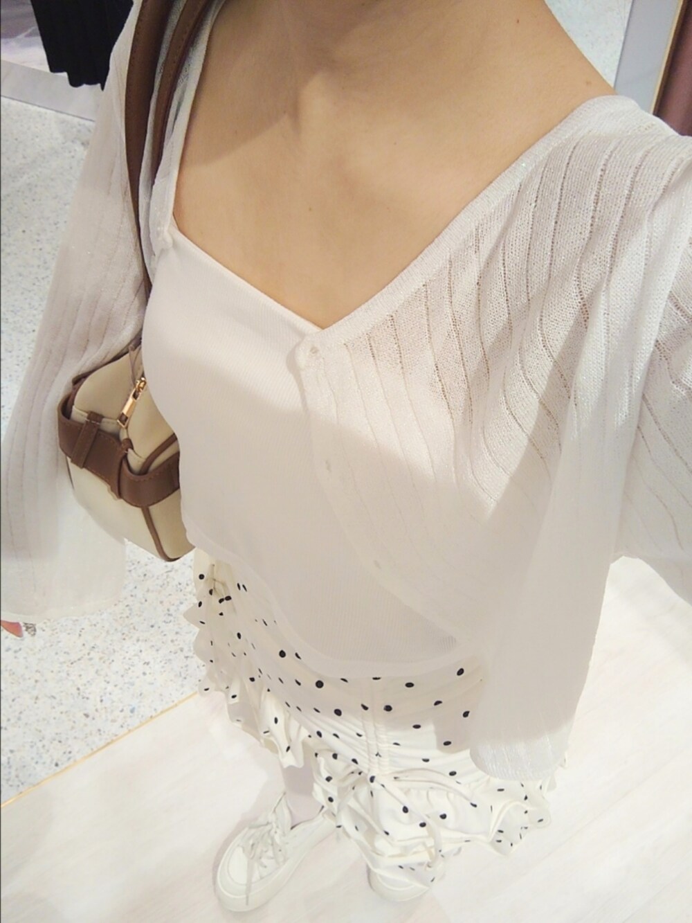 ホワイト系のカーディガン/ボレロ、ホワイト系のキャミソール、ホワイト系のスカートを着用したレディースの夏コーディネートの2枚目の写真