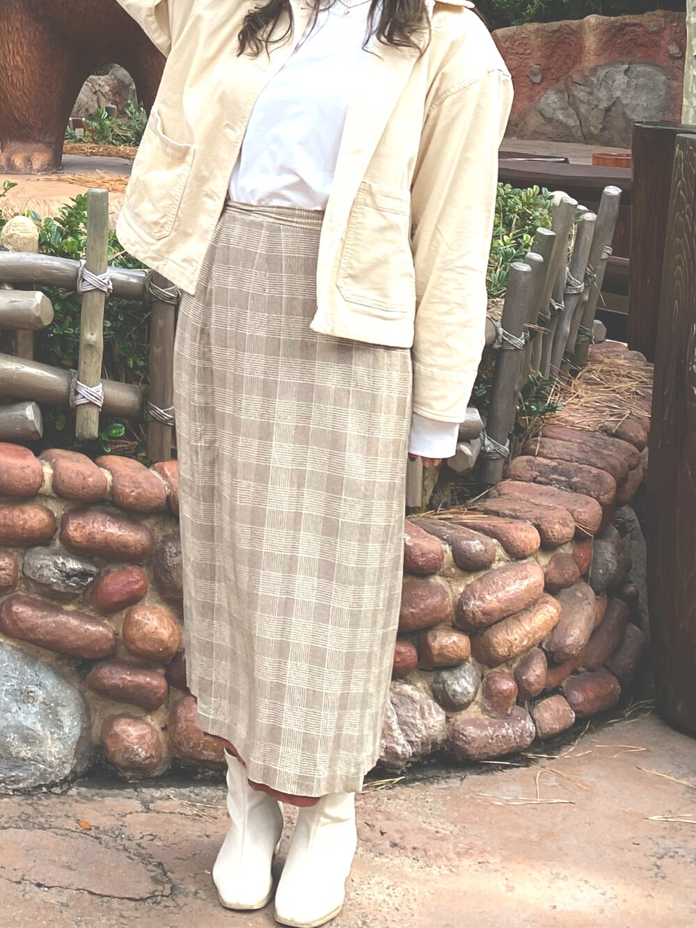 ベージュ系のシャツ/ブラウス、ベージュ系のスカートを着用したレディースの春コーディネートの2枚目の写真