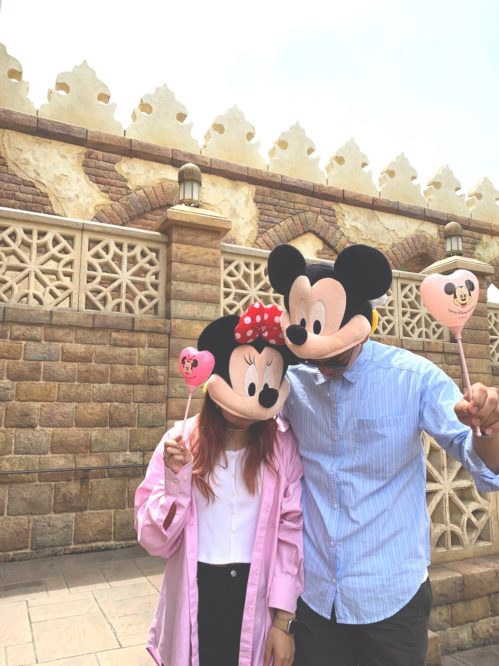 ホワイト系のTシャツ/カットソー、ブラック系のデニムパンツ、ホワイト系のスニーカーを着用したレディースの春コーディネートの2枚目の写真