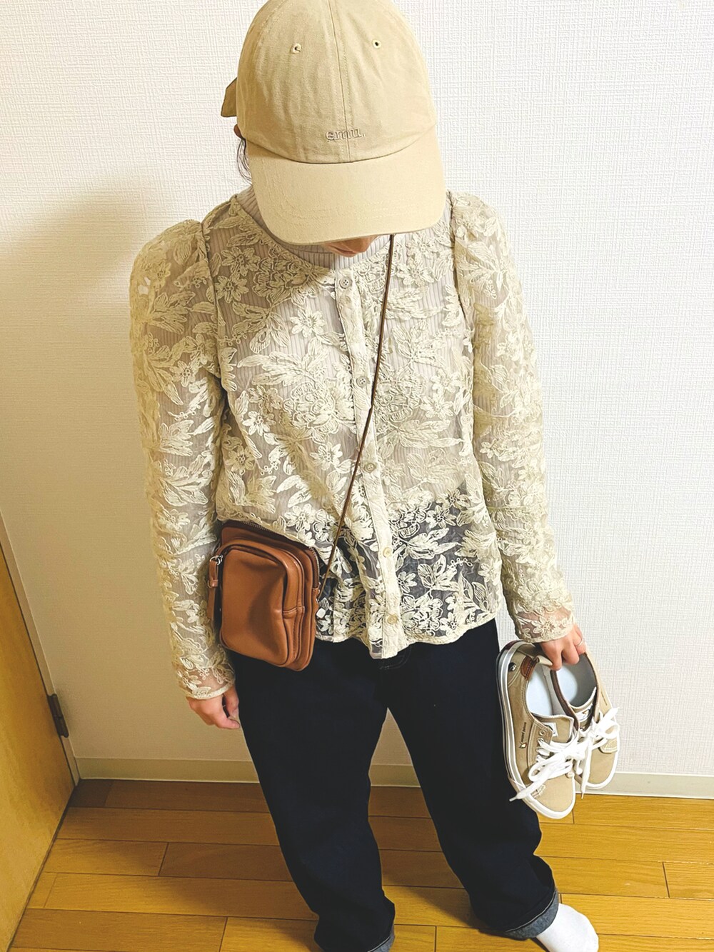 ブルー系のデニムパンツ、ベージュ系のシャツ/ブラウス、グレー系のTシャツ/カットソーを着用したレディースの春コーディネートの2枚目の写真