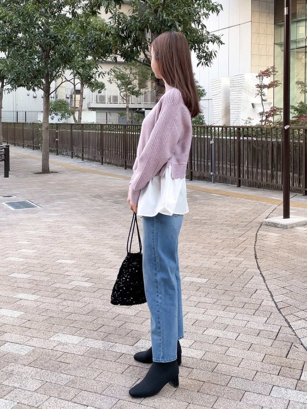 「ブーツ、レイヤードスタイル、デニム、ピンク、冬のコーデ、オトナカジュアル、大人かわいい、シンプルコーデ、休日スタイル、カラー×コーデ」｜「groveの1枚でトレンドスタイルが叶う♪シャツレイヤードプルオーバー（ニット/セーター、パープル系）」を使った、NATSUMIさん（レディース・165cm）の冬コーディネートの2枚目の写真
