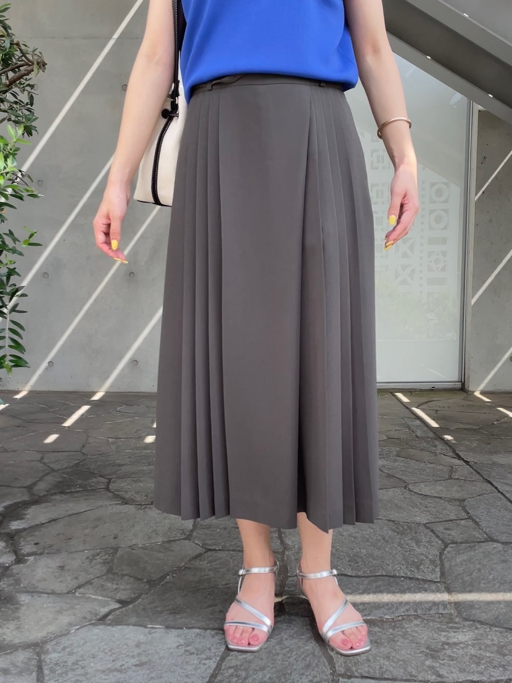「夏コーデ、きれいめカジュアル、楽チンコーデ、パンツスタイル、高身長女子」｜「groveの【夏に嬉しい機能付き】やわらかドライタッチフレンチスリーブニット（ニット/セーター、ブルー系）」を使った、NATSUMIさん（レディース・165cm）の夏コーディネートの5枚目の写真