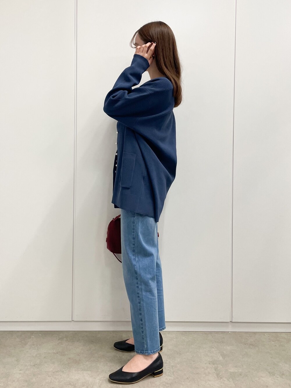 「秋服準備はじめました、ロゴT、ミニバッグ、きれいめカジュアル、秋先取りコーデ、パンツスタイル、大人カジュアル、秋服コーデ、お洒落さんとつながりたい、ラクチンコーデ、Tシャツ」｜「groveの【洗える】パール調ボタンスポンディッシュカーディガン（カーディガン/ボレロ、ブルー系）」を使った、NATSUMIさん（レディース・165cm）の夏コーディネートの4枚目の写真
