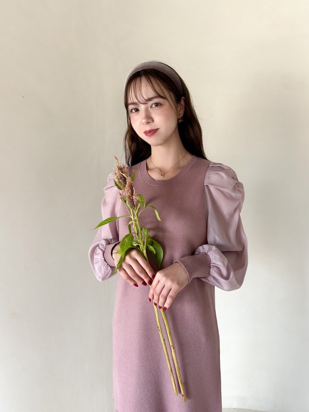 ピンク系のワンピース、グレー系のテーラードジャケット、ホワイト系のブーツを着用したレディースの秋コーディネートの2枚目の写真