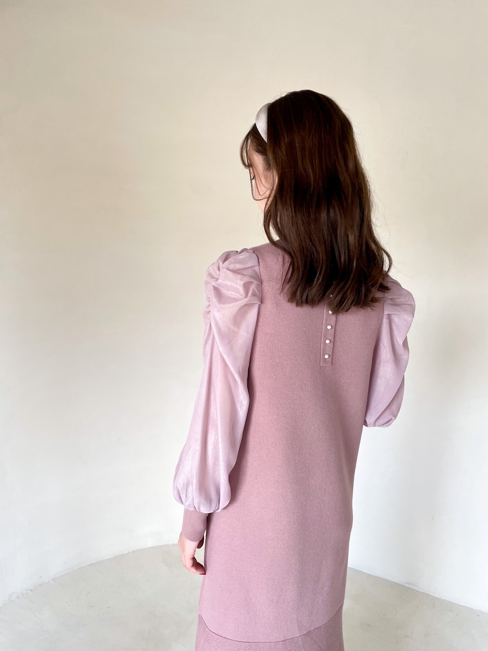 ピンク系のワンピース、グレー系のテーラードジャケット、ホワイト系のブーツを着用したレディースの秋コーディネートの5枚目の写真