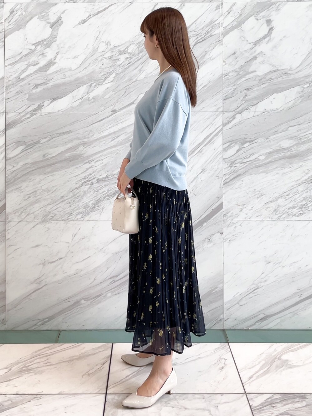 「お出かけコーデ、花柄、ブーツ、ワントーン、カラーコーデ、休日スタイル、春服、大人ガーリー」｜「groveのシルクブレンドボリュームスリーブプルオーバー（ニット/セーター、ブルー系）」を使った、NATSUMIさん（レディース・165cm）の春コーディネートの2枚目の写真