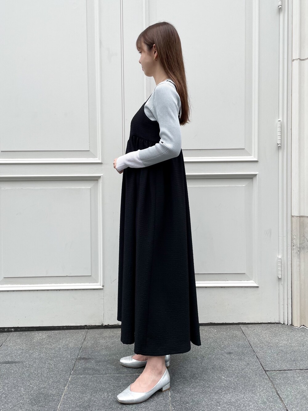 「休日スタイル、春服コーデ、シンプルスタイル、大人かわいい、ootd、高身長コーデ、ワンピースコーデ」｜「groveのサッカーギンガムキャミワンピース（ワンピース、ブラック系）」を使った、NATSUMIさん（レディース・165cm）の春コーディネートの4枚目の写真