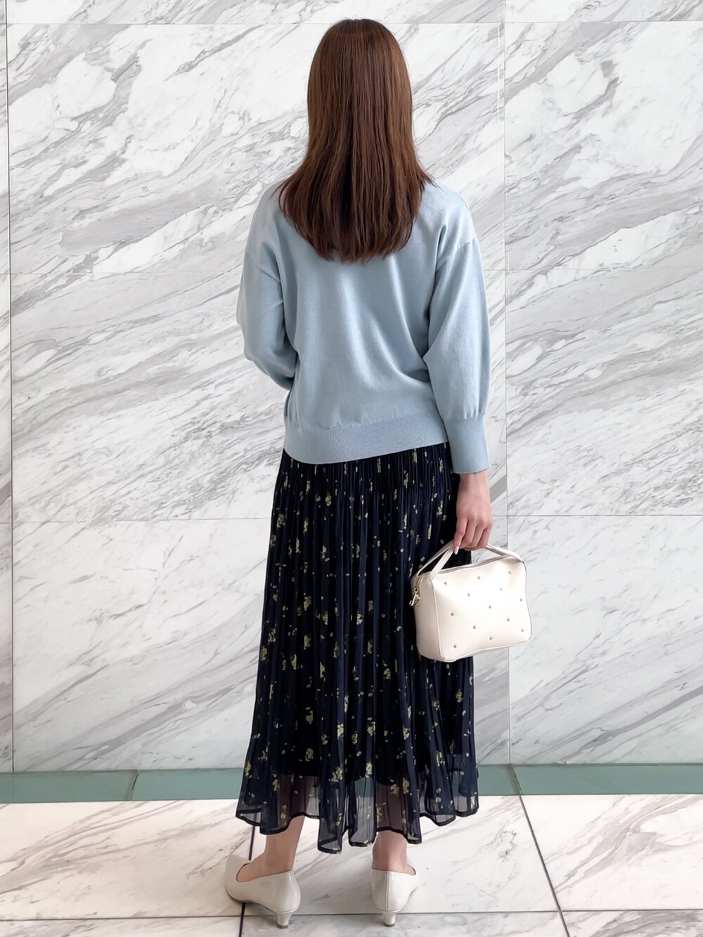 「お出かけコーデ、花柄、ブーツ、ワントーン、カラーコーデ、休日スタイル、春服、大人ガーリー」｜「groveのシルクブレンドボリュームスリーブプルオーバー（ニット/セーター、ブルー系）」を使った、NATSUMIさん（レディース・165cm）の春コーディネートの3枚目の写真