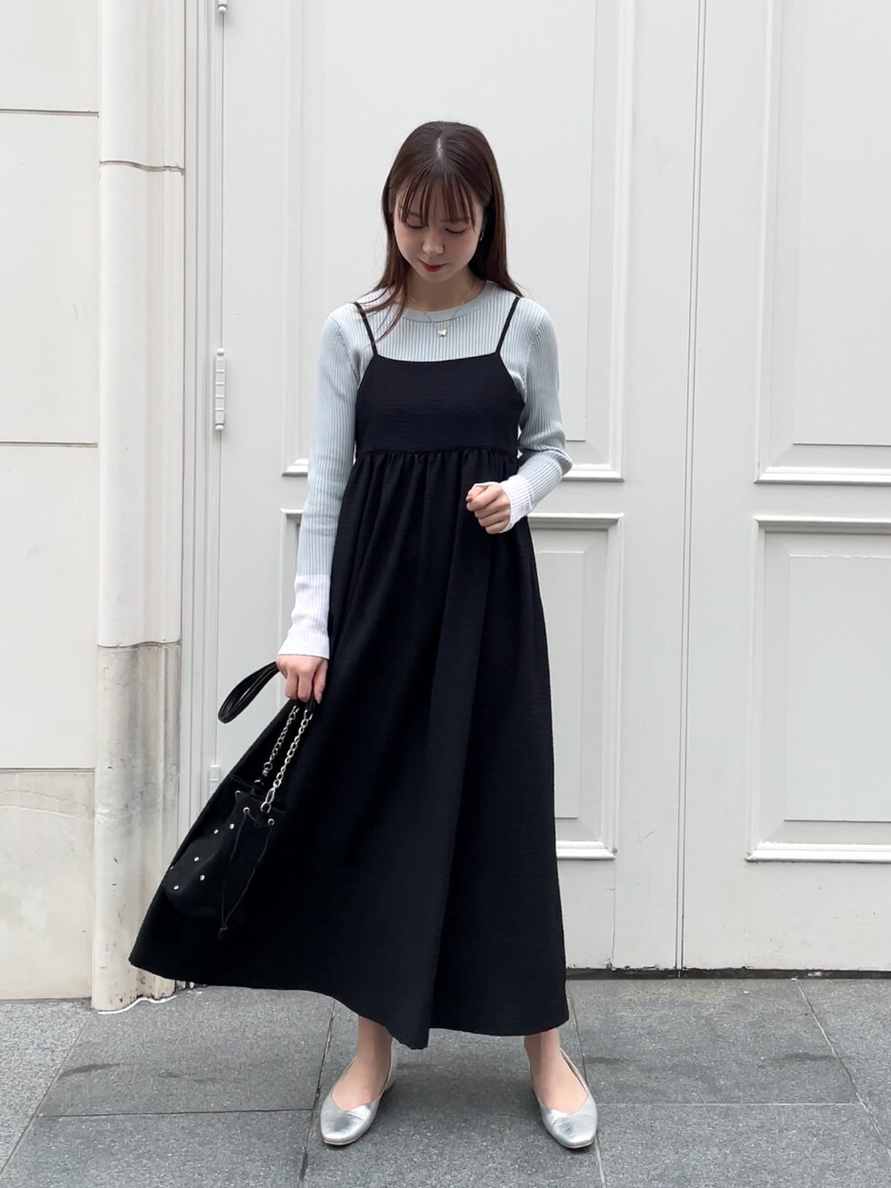 「休日スタイル、春服コーデ、シンプルスタイル、大人かわいい、ootd、高身長コーデ、ワンピースコーデ」｜「groveのサッカーギンガムキャミワンピース（ワンピース、ブラック系）」を使った、NATSUMIさん（レディース・165cm）の春コーディネートの3枚目の写真