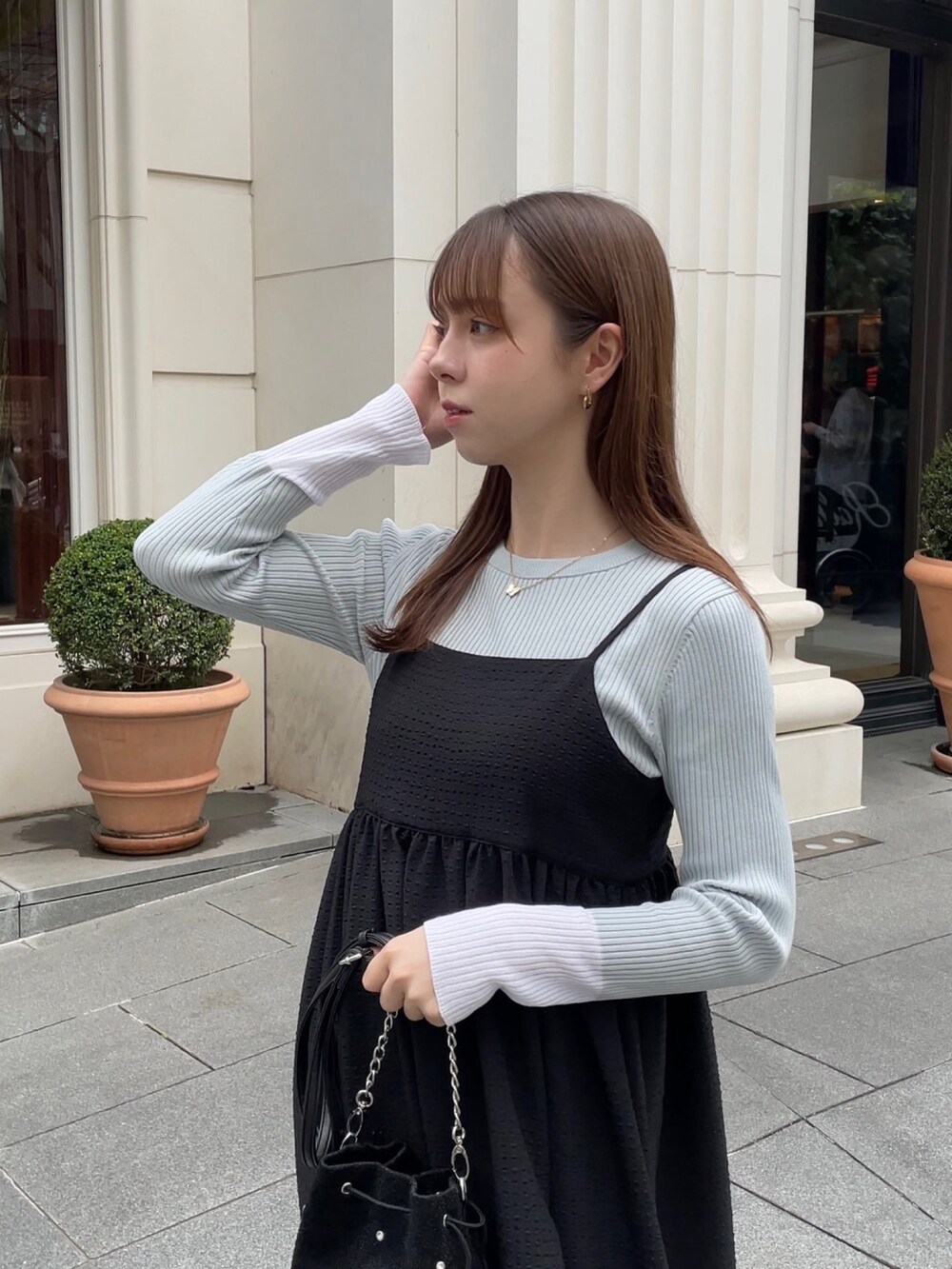 「休日スタイル、春服コーデ、シンプルスタイル、大人かわいい、ootd、高身長コーデ、ワンピースコーデ」｜「groveのサッカーギンガムキャミワンピース（ワンピース、ブラック系）」を使った、NATSUMIさん（レディース・165cm）の春コーディネートの7枚目の写真
