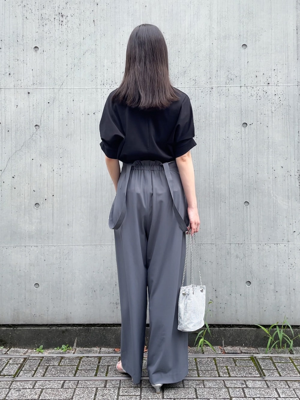 「シンプル、夏コーデ、今日のコーデ、お出かけコーデ、ootd、休日スタイル、キレイめ、ブラック、モノトーン、高身長コーデ、グレー」｜「groveの＜接触冷感／UVカット＞タックドルマンプルオーバー（Tシャツ/カットソー、ブラック系）」を使った、NATSUMIさん（レディース・165cm）の夏コーディネートの3枚目の写真