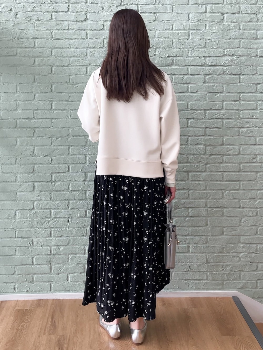 「春コーデ、春服みてみて、お出かけコーデ、春服、シンプルスタイル、ロゴスウェット、リラックススタイル、オトナ女子、ベージュ、オトナカジュアル、大人コーデ、大人女子」｜「groveのフェミニン女子にもおすすめ♪ロゴ刺繍ダンボールプルオーバー（Tシャツ/カットソー、ホワイト系）」を使った、NATSUMIさん（レディース・165cm）の春コーディネートの3枚目の写真
