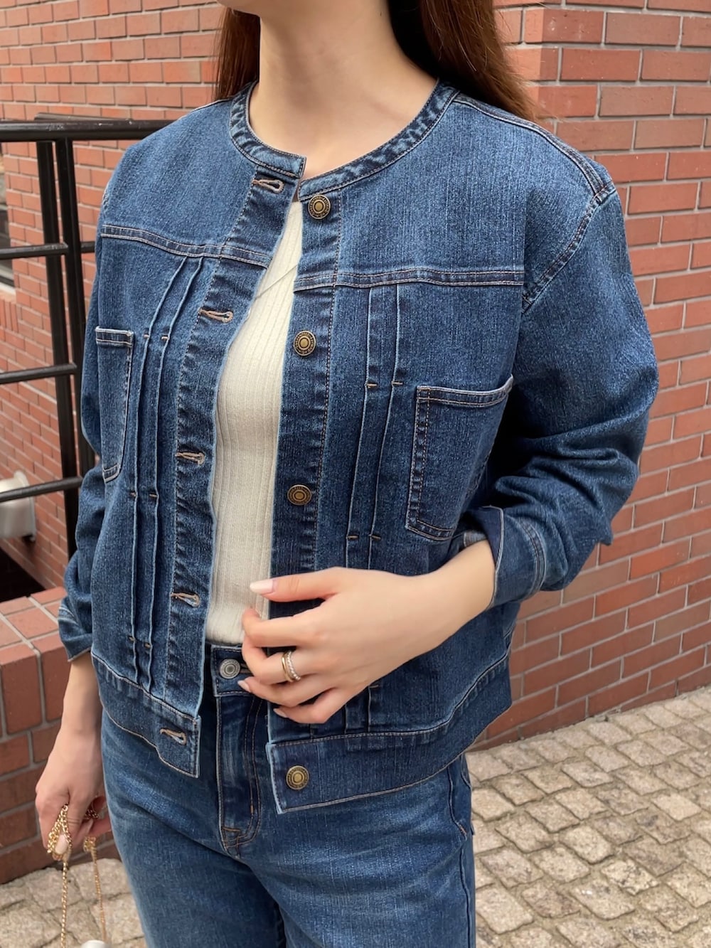 「デニム、デニムジャケット、デニムパンツ、デニムオンデニム、休日スタイル、セットアップ、オトナ女子、大人カジュアル、お出かけコーデ、ootd、カジュアルコーデ」｜「groveのノーカラーデニムジャケット（デニムジャケット、ブルー系）」を使った、NATSUMIさん（レディース・165cm）の春コーディネートの3枚目の写真