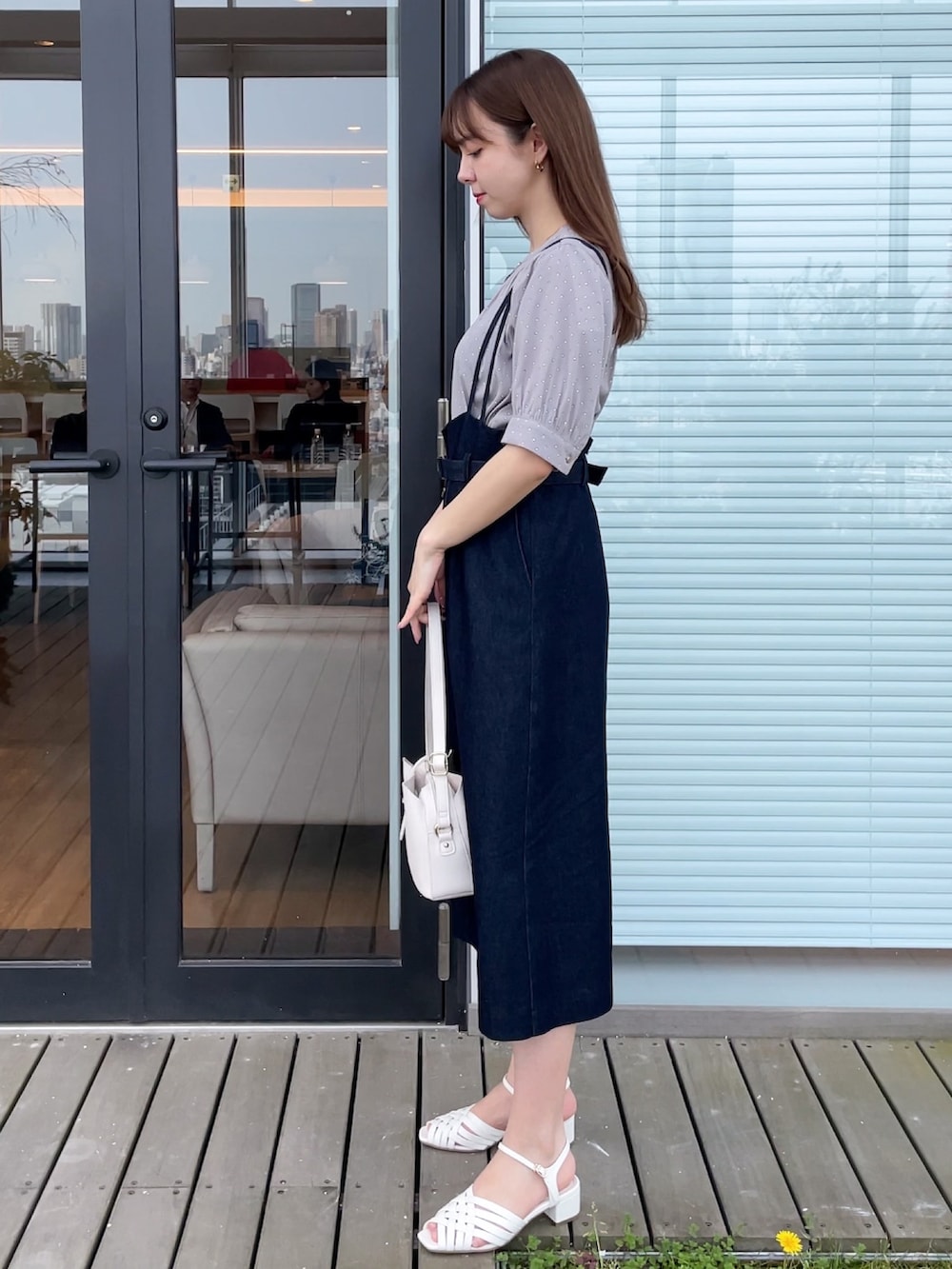「ブラウス、初夏コーデ、休日スタイル、スカート、春夏コーデ、デニムコーデ、大人ガーリー」｜「groveの【洗える】ヴィンテージサテン五分袖ブラウス（シャツ/ブラウス、グレー系）」を使った、NATSUMIさん（レディース・165cm）の春コーディネートの3枚目の写真
