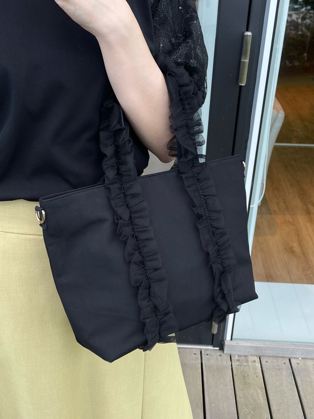 「夏コーデ、デートコーデ、大人女子、大人かわいい、シンプルコーデ、夏、サンダルコーデ、大人ガーリー」｜「groveのスパンコールチュール刺繍袖プルオーバー（Tシャツ/カットソー、ブラック系）」を使った、NATSUMIさん（レディース・165cm）の夏コーディネートの5枚目の写真