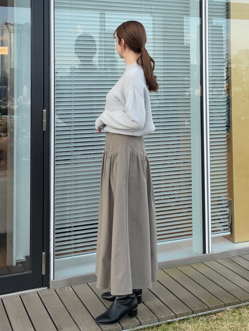 「グレー、カーキ、カジュアルコーデ、カジュアル、カジュアルガーリー、ニット、ブーツ、シンプルコーデ、ootd」｜「groveのふんわりやわらか!フラッフィーコットンブレンドハイネックプルオーバー（ニット/セーター、グレー系）」を使った、NATSUMIさん（レディース・165cm）の冬コーディネートの3枚目の写真