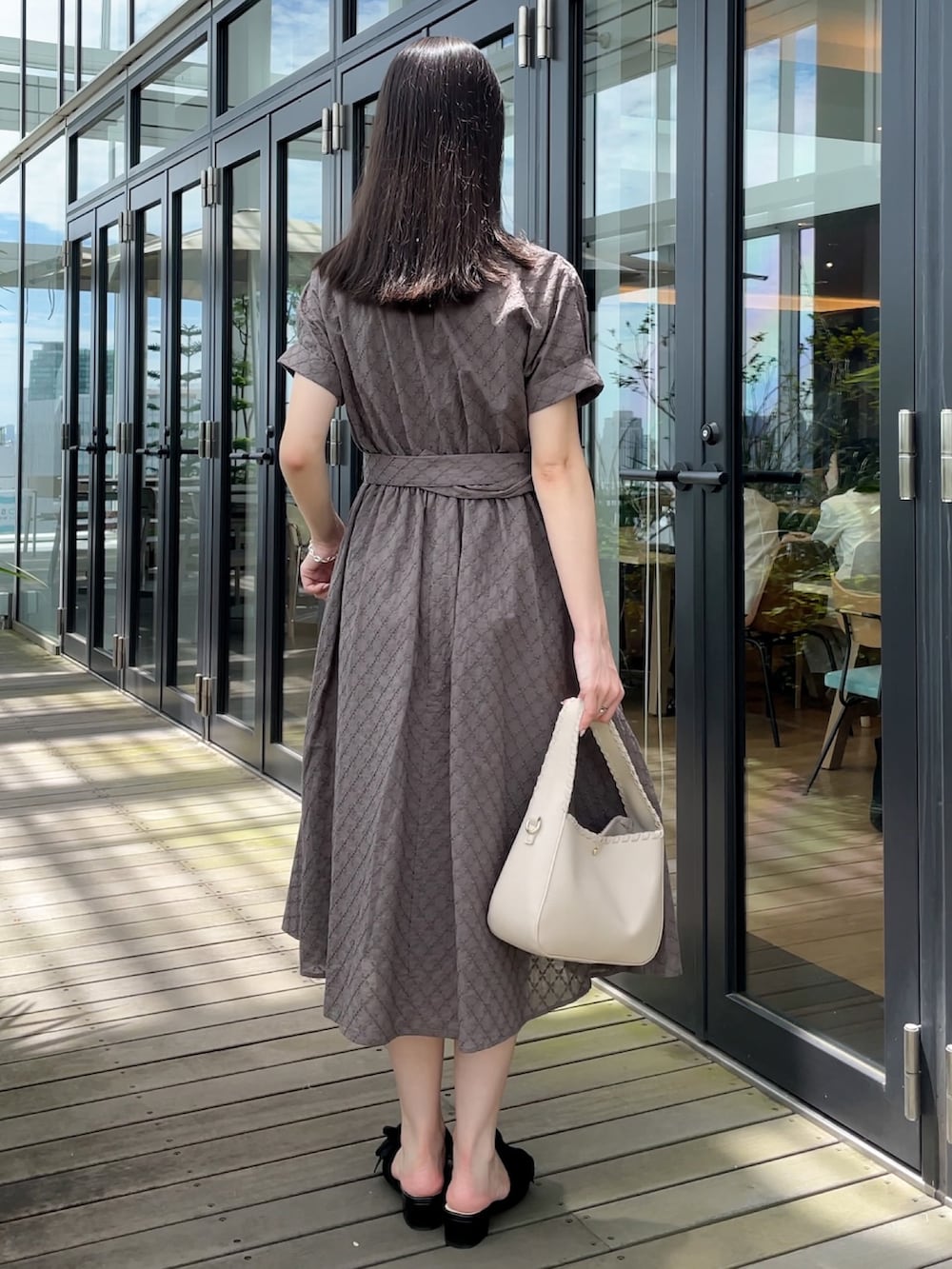 「麦わら帽子、サンダル、夏コーデ、今日のコーデ、大人可愛い、おでかけコーデ、休日スタイル、高身長コーデ、大人かわいい」｜「groveの幾何小花刺繍レースベルト付きワンピース（ワンピース、ブラウン系）」を使った、NATSUMIさん（レディース・165cm）の夏コーディネートの4枚目の写真