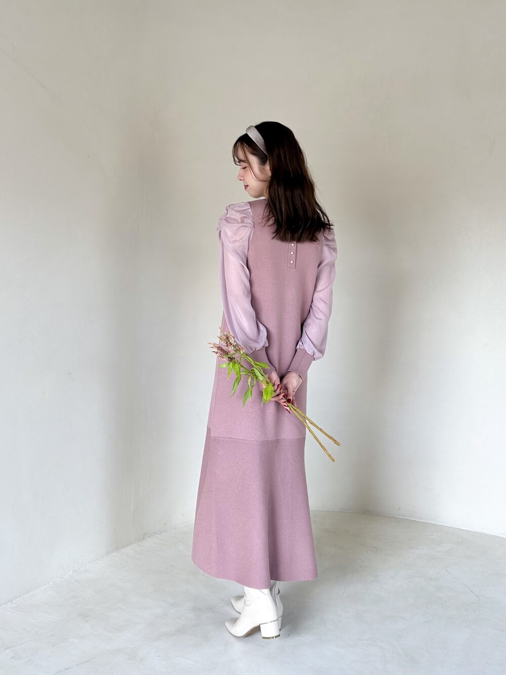 ピンク系のワンピース、グレー系のテーラードジャケット、ホワイト系のブーツを着用したレディースの秋コーディネートの4枚目の写真